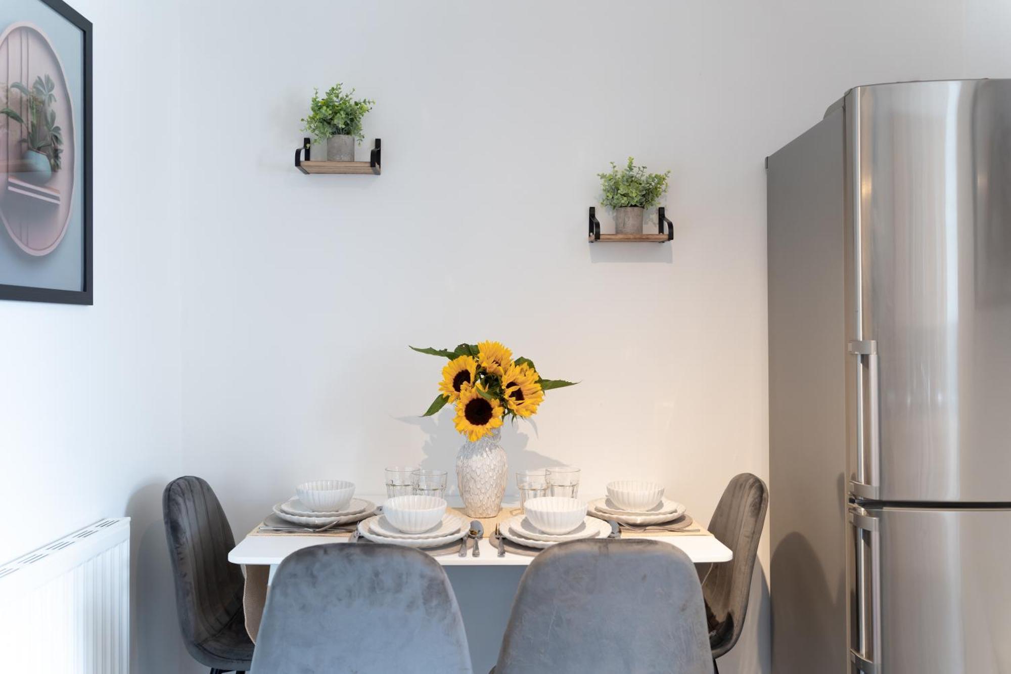 Open Mind Leisure - Gunwharf Quays 4 Beds Parking